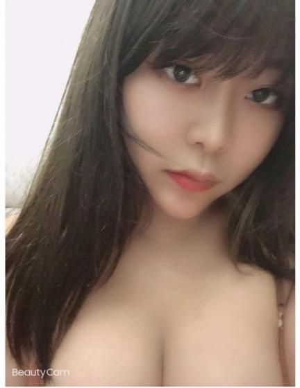 妹妹的下面很多水，胸大逼嫩紧致