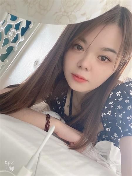95年的闷骚淑女，纯天然的波很挺