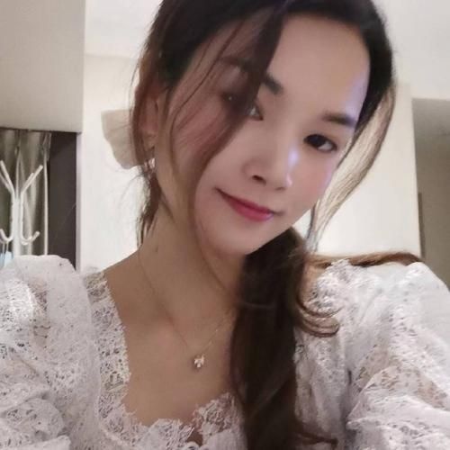 小巧型妹子，身材匀称，胸不小