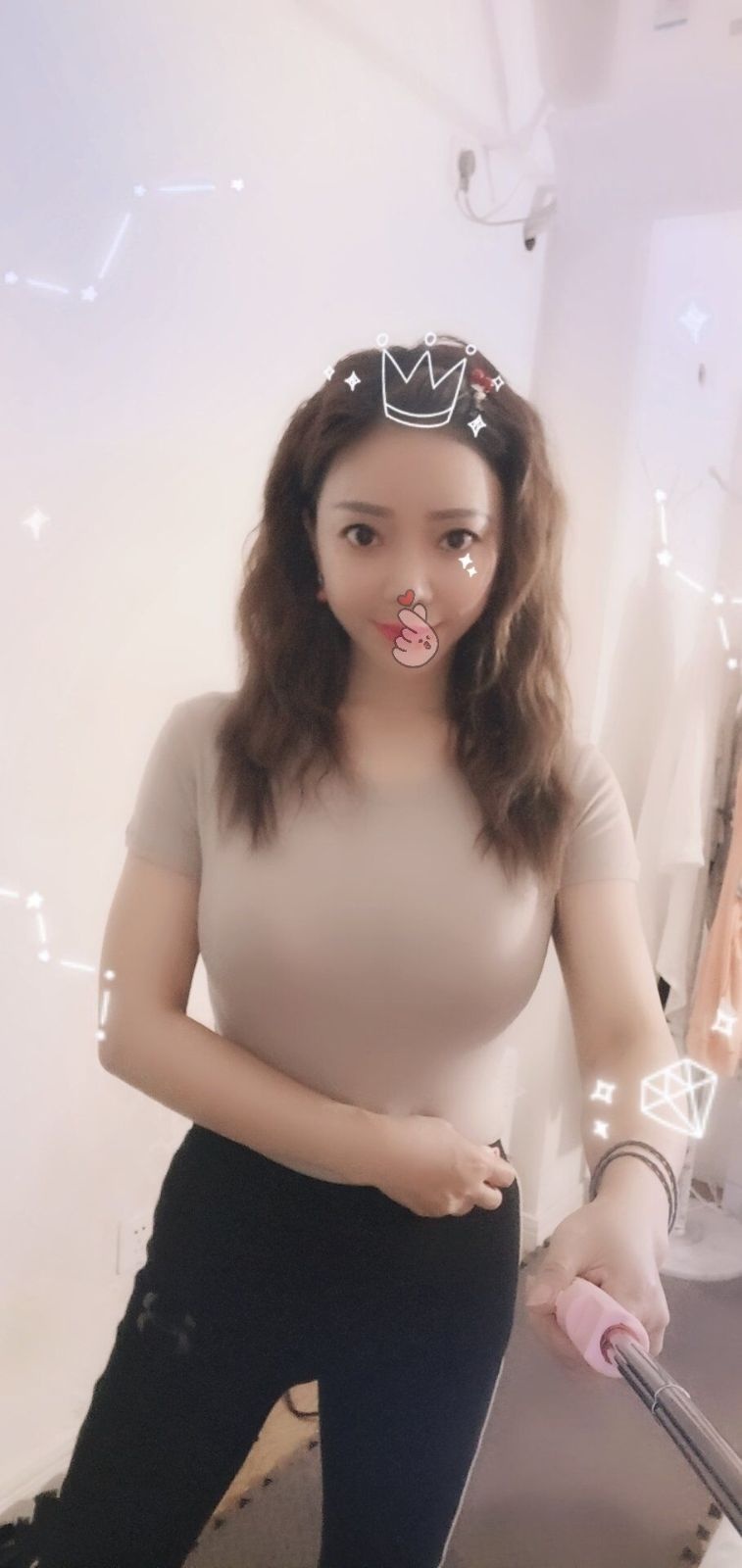 服务很好的大胸女，身材娇小，口活棒