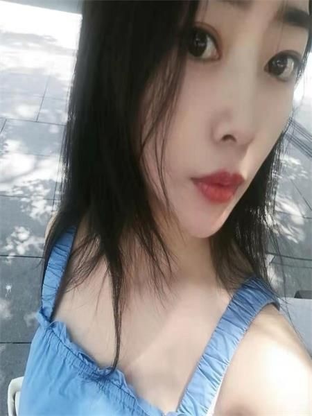 朋友推荐的性感小妹，特点紧，水多胸大