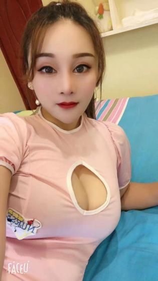 兼职骚妹子，胸大手感好，还可以玩制服