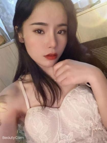 挺不错的大胸妹子，还有点风骚