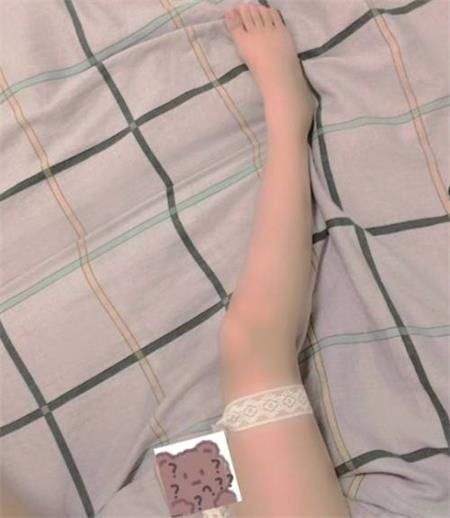性感大胸骚，还有室友，一起双飞也行