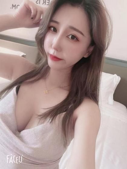 刚下水的小姐姐，有点羞涩，小穴很紧