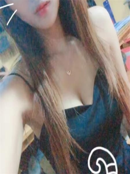 兼职女孩非常漂亮，白嫩的身材让人难忘