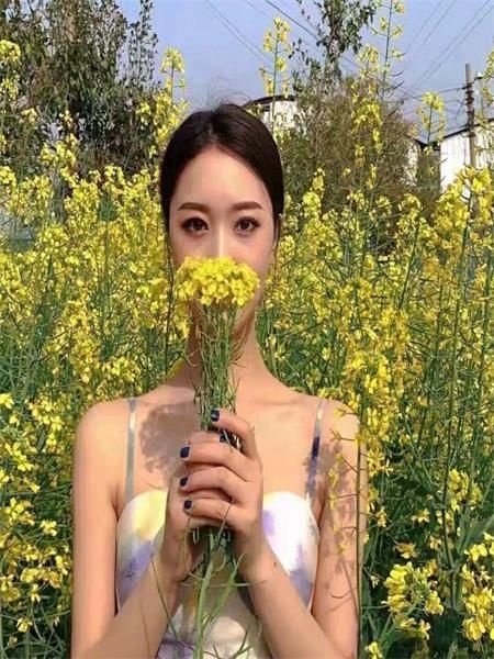 温柔甜美的小美女，让人满满的征服感