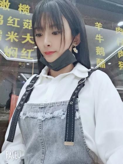 身材曲线很不错的小姐姐，可以玩深喉