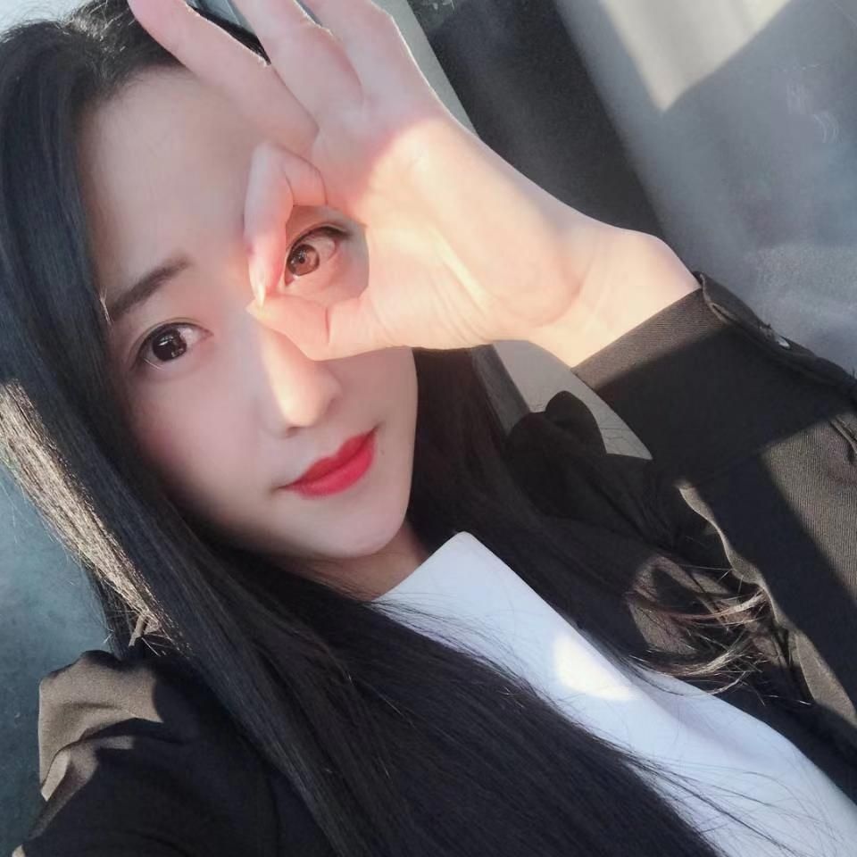 妹子很配合，姿势都很性感，大胸长腿