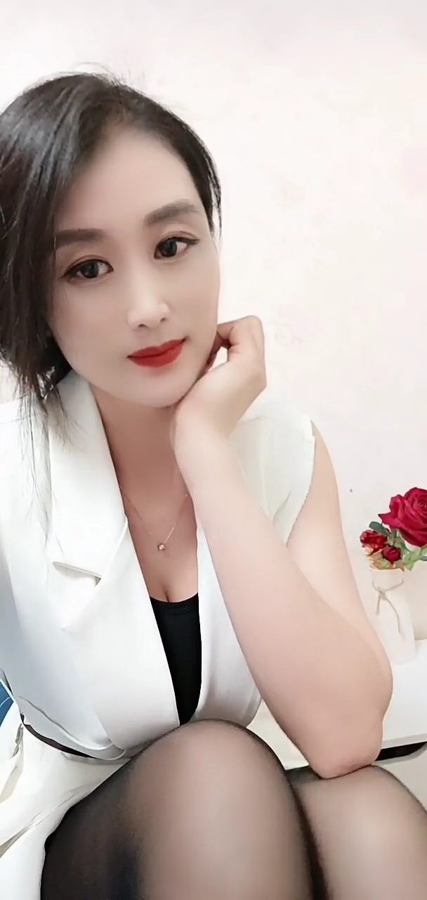 御姐范十足的小嫂子，玩起来真是太刺激了