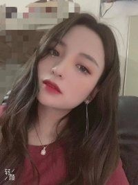 风情万种大胸美少女，妩媚多姿，口活给力