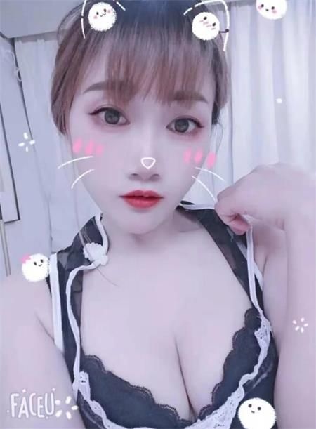 小姐姐胸巨大无比，乳交真的太爽，自行体验