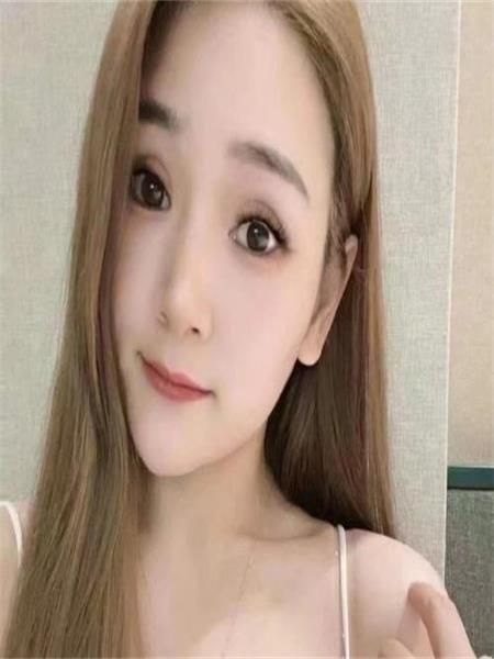 妹子大眼睛，身材爆好，还会艳舞