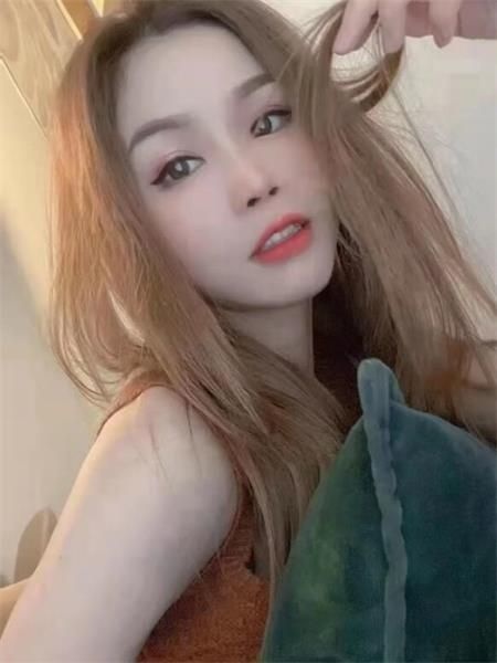 性价比非常棒的美妞，大长腿，很奔放