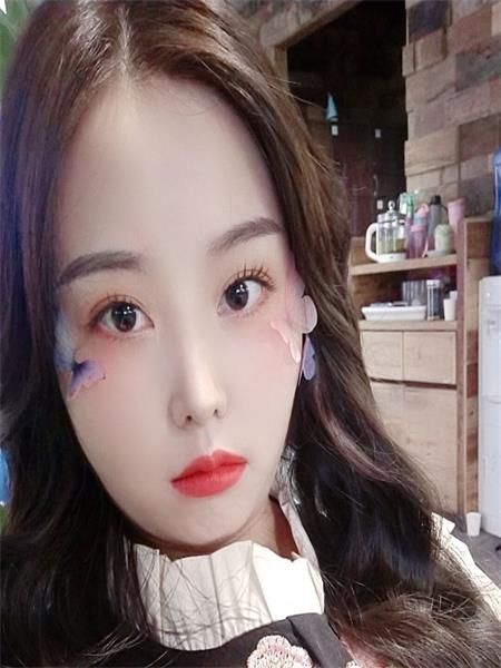 妹子天然胸很大，声音温柔，强烈推荐后入
