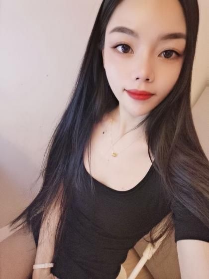温柔可人的长腿妹子，皮肤白晰叫声投入好听