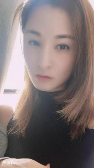 腿玩年！妹妹很配合，胸也很舒服