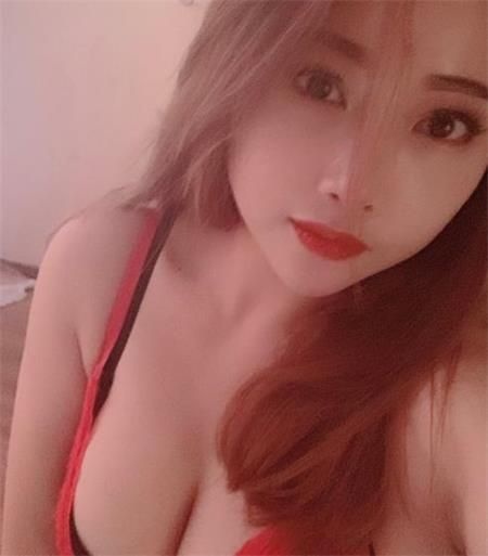 分享个大胸骚妇，喜欢的自己体验