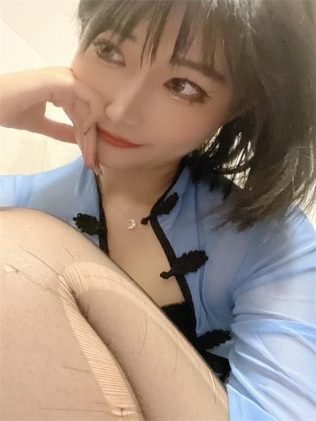 白嫩的软妹子，啪啪前的调情非常刺激