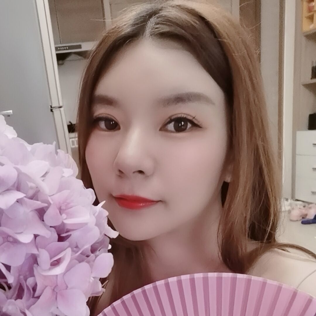 热情可爱的爱笑小姐姐，进门就给你热吻