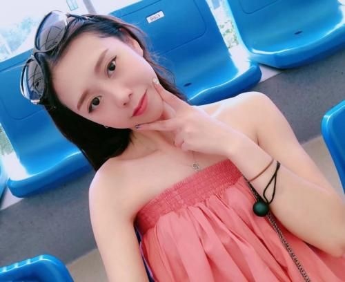 颜值很正的极品美女，肤白大长腿，很享受
