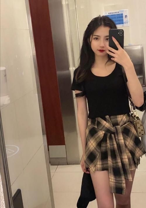 妹子的皮肤很白很光滑，水多，叫声动人
