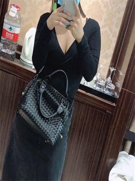 大胸少妇一枚，年轻，时尚有型