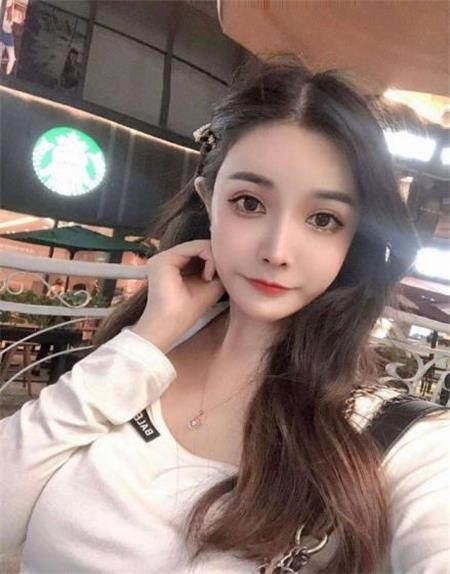 妹子腿很长，皮肤也比较好，当炮架很合适