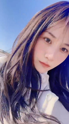 南方小美女，皮肤白皙嫩滑，可盐可甜