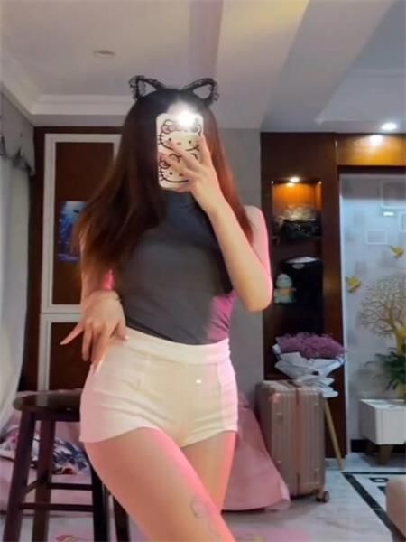 丰满小甜甜服务一姐，很清纯