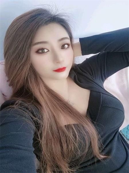 苗条风骚的性感女人，总体感觉还行，不机车