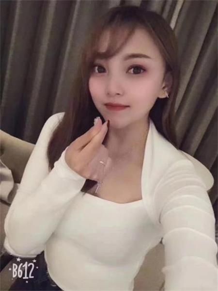 娇小妹子口活厉害的很，乳交视觉冲击力大