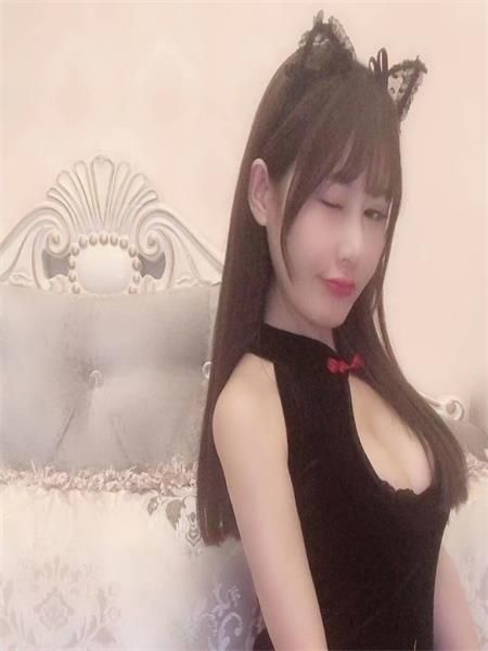 妹子口的非常好，很深，屁股大