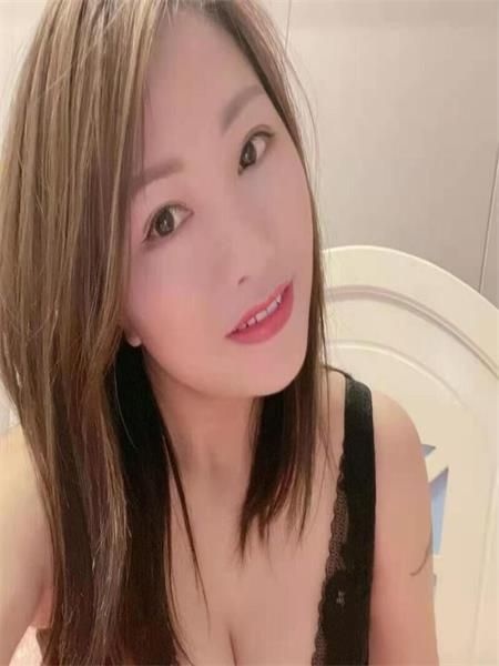 不错的一个小颜值FW妹妹