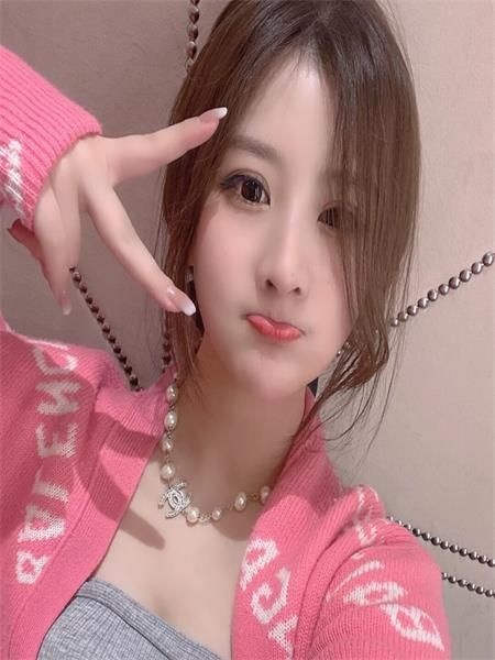 前凸后翘小女人，各种姿势，玩到位