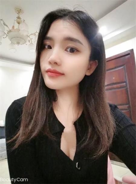 妹子有制服诱惑，情趣丝袜，很年轻很乖