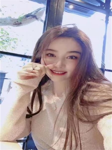 妹子颜值身材俱佳，腰细腿长，推荐后入