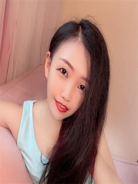 皮肤白嫩，妹子黑丝撩人，紧致，毛不多