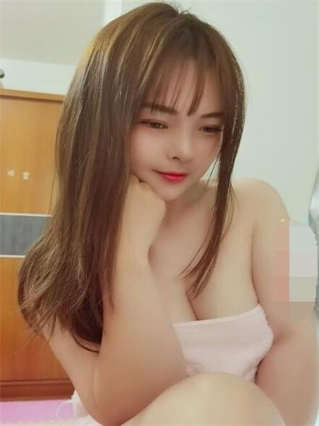 胸大粉嫩的性感妹子，皮肤白里透红，服务爽