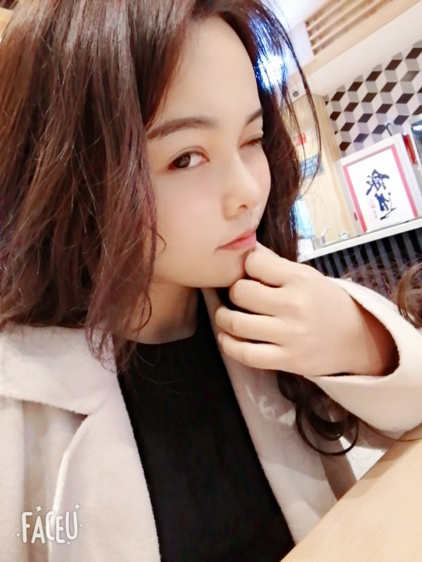 开朗热情的年轻妹子，身材好细腰大胸，态度好