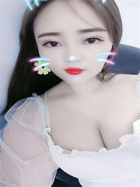 很不错的妹子，屁股大胸大，长的好看