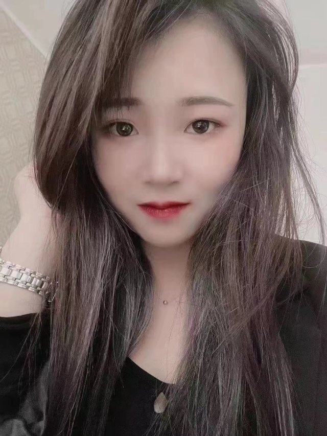 这妞儿身材挺苗条的