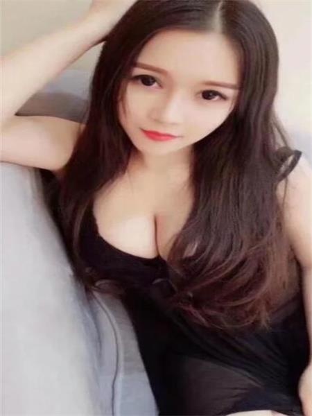 丰满的性感美妞