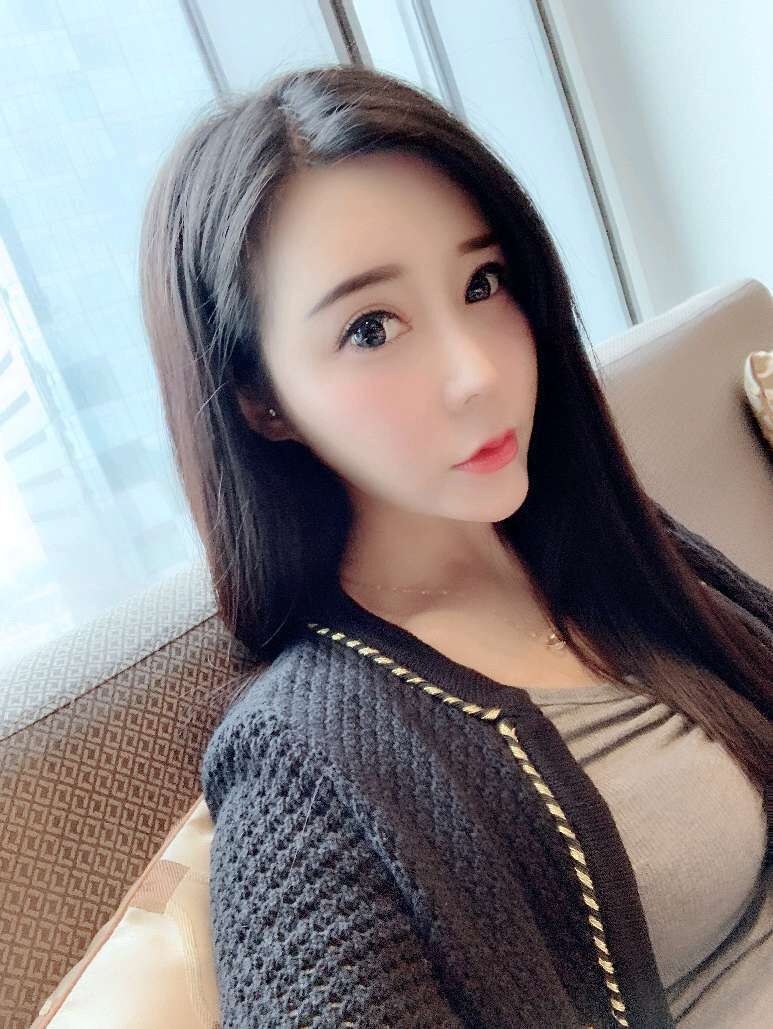 身材匀称的长腿美女，BB很紧，干起来很带感