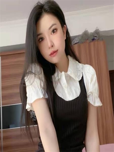妹子娇小可爱，小鸟依人的身材，让人欲罢不能