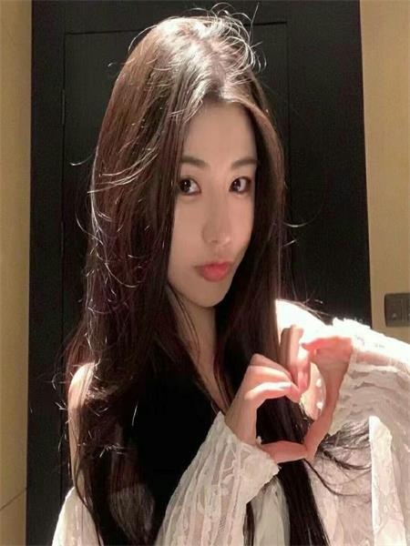 年轻嫩妹咪咪非常软，吹的很舒服