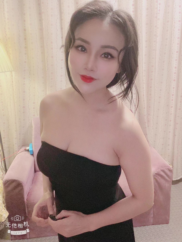 颜值不错，挺会舔的，姿势很配合