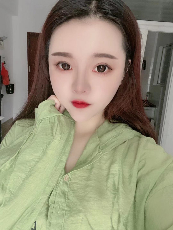 身材苗条偏萝莉型，漂亮水嫩，大长腿