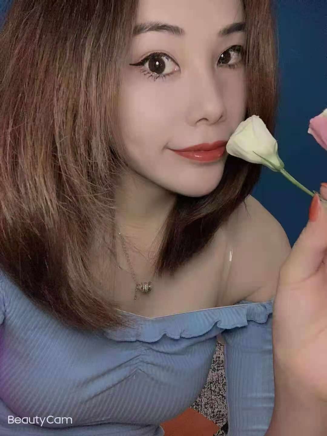 风情妩媚身材火辣的骚妹子，深喉很厉害
