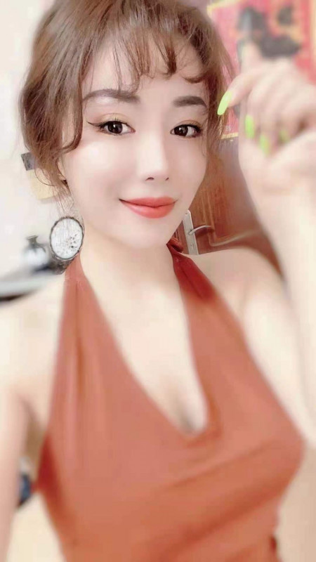 皮肤白嫩的少妇，身材给力，后入真受不了